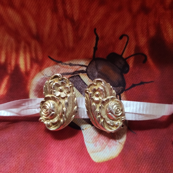 Kirk and son Jewelry - Vintage Silver gold Floral Clip-On Earrings.